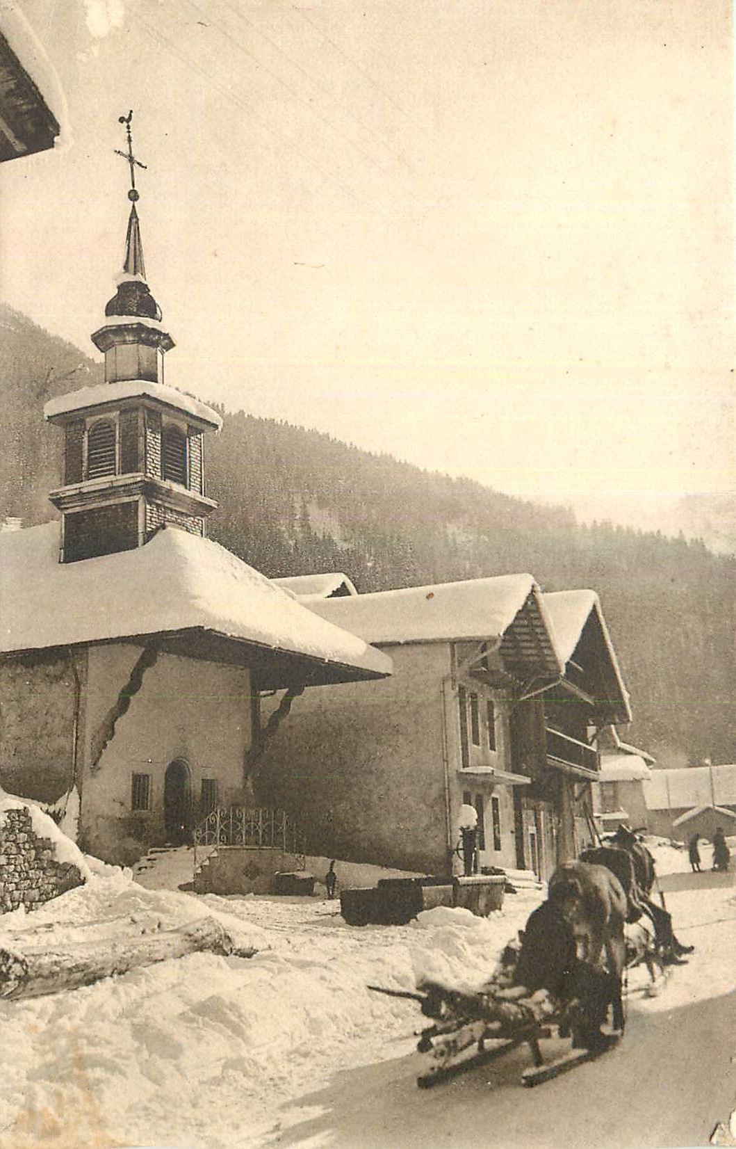 CPA Sixt l'Hiver Chapelle de Salvagny Traineau Cheval