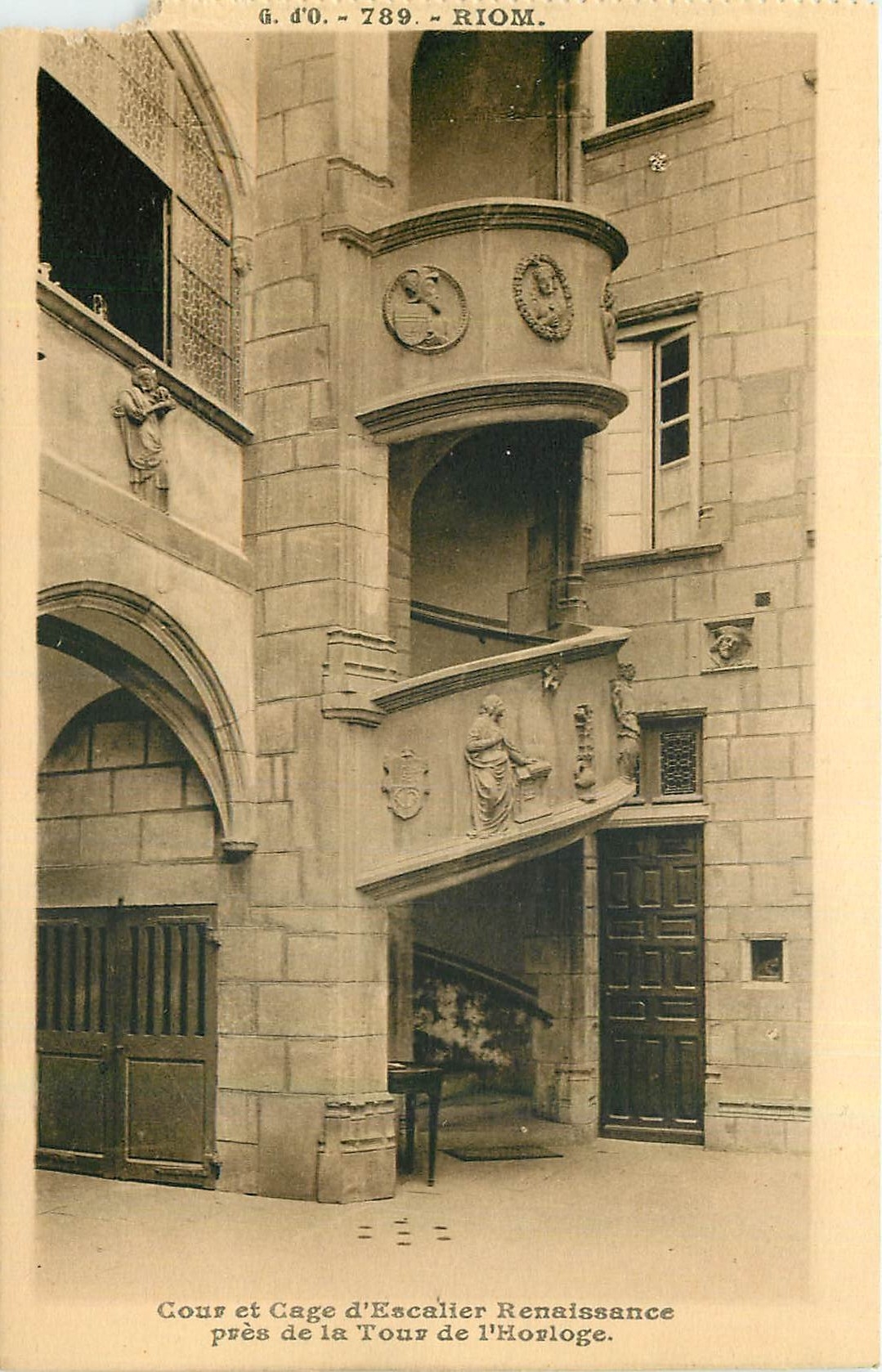 Cour et Cage d'Escalier Renaissance près de la Tour de l'Horloge — Riom — G. d'O. n° 789