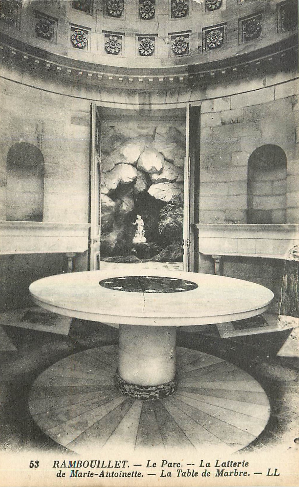 CPA Rambouillet Le Parc La Laiterie de Marie Antoinette La Table de Marbre 