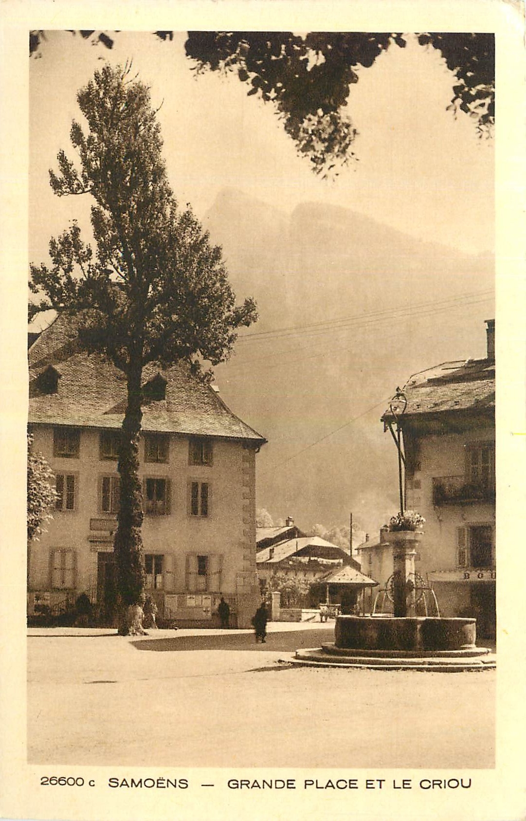 CPA Samoens Grande place et le Criou 