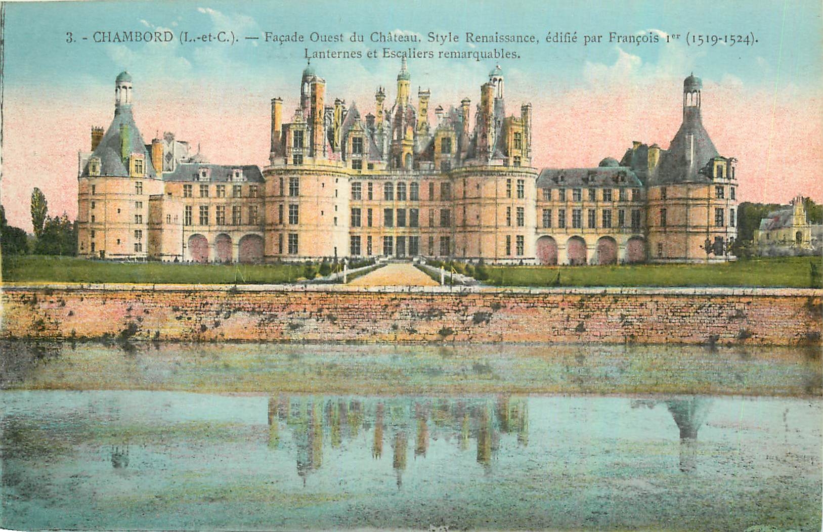 Chambord (L.-et-C.) — Façade Ouest du Château, Style Renaissance, édifié par François Ier (1519-1524). Lanternes et Escaliers remarquables.