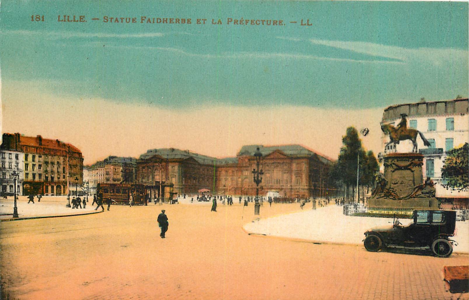 CPA Lille Statue Faidherbe et la Prefecture 