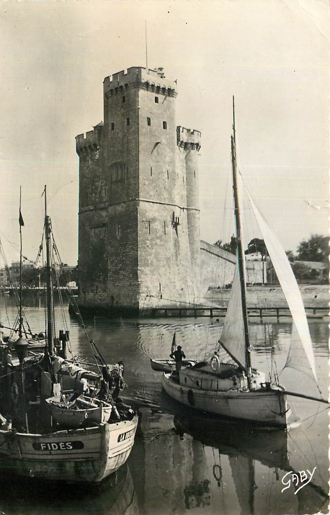 CPM La Rochelle Ch Mme Tour Saint Nicolas Bateaux de peche