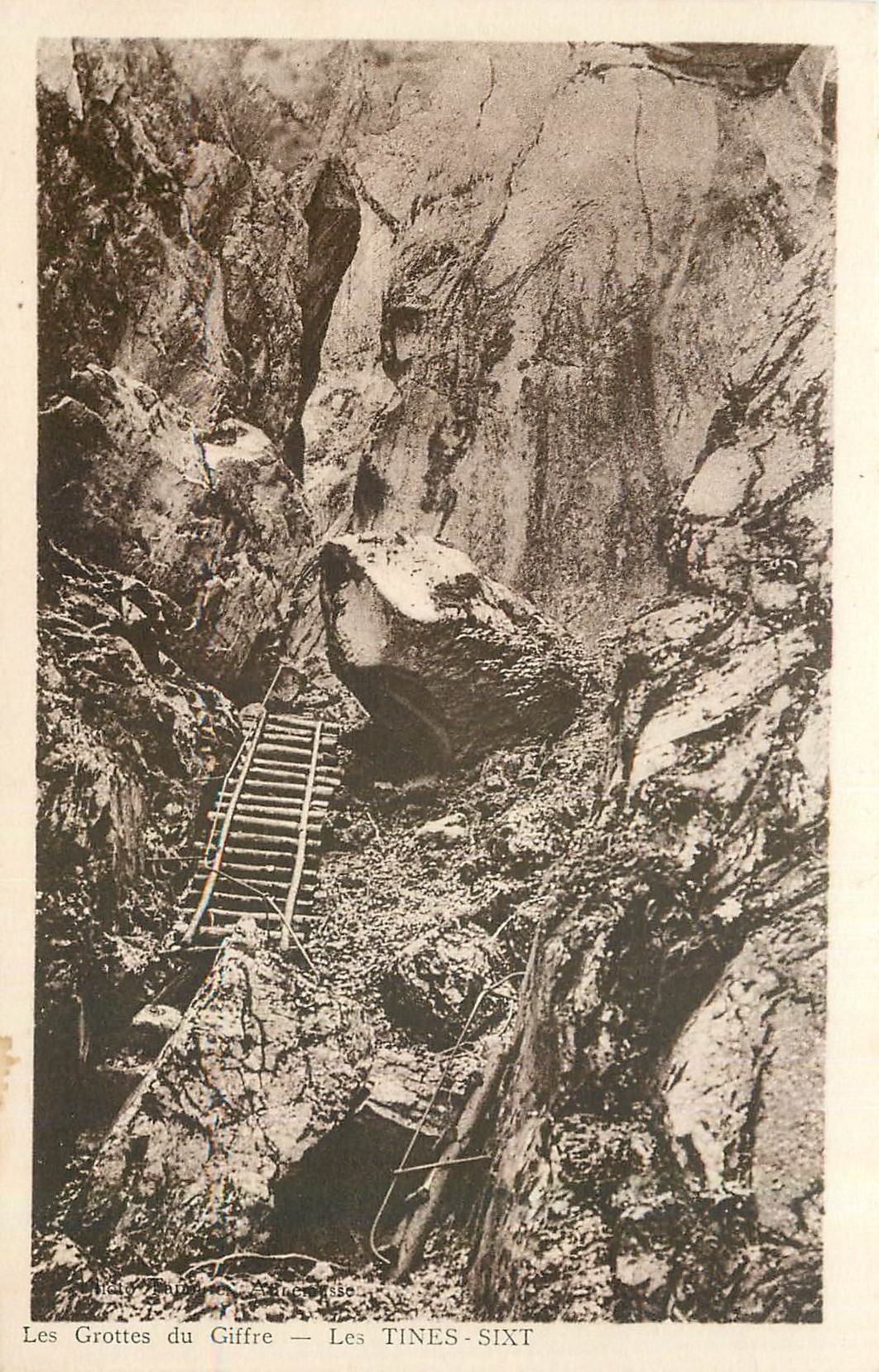 CPA Les Grottes du Giffre Les Tines Sixt 