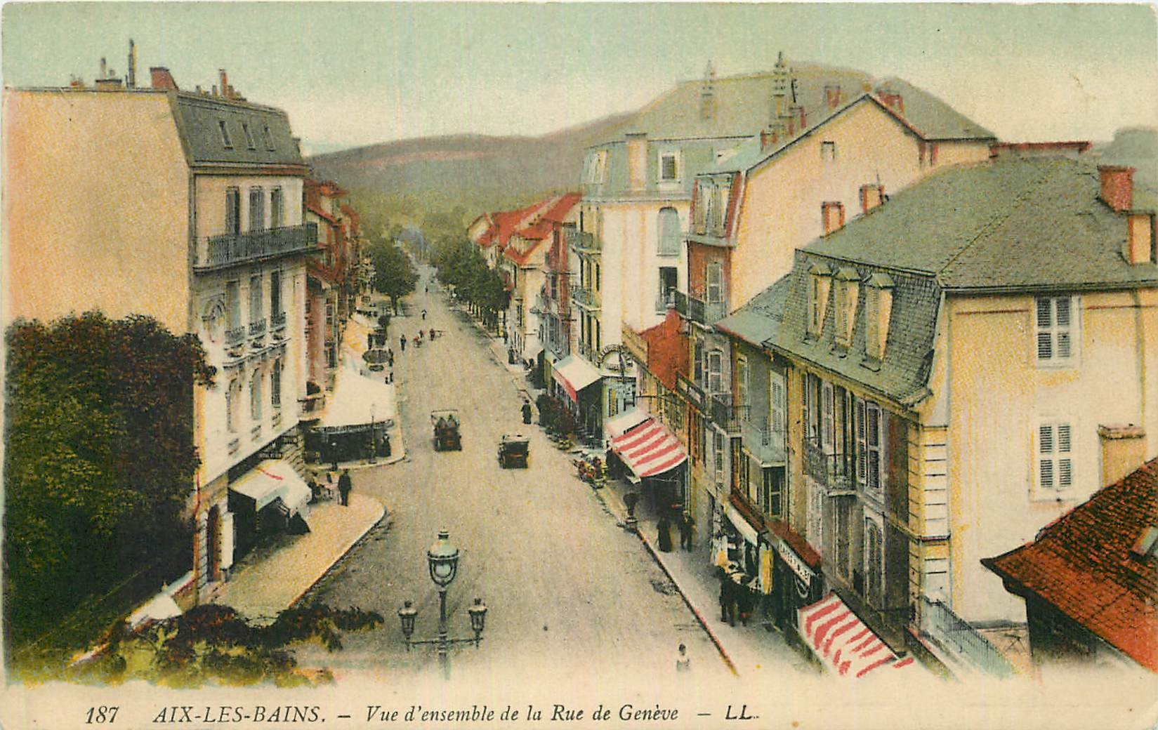 CPA Aix les Bains Vue d'ensemble de la Rue de Geneve 