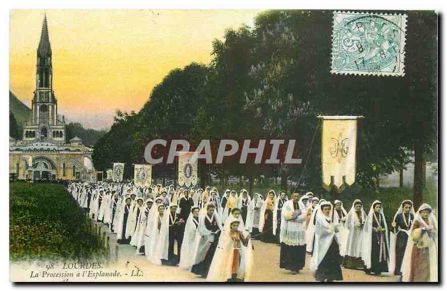 CPA Lourdes La Procession a l'Esplanade 