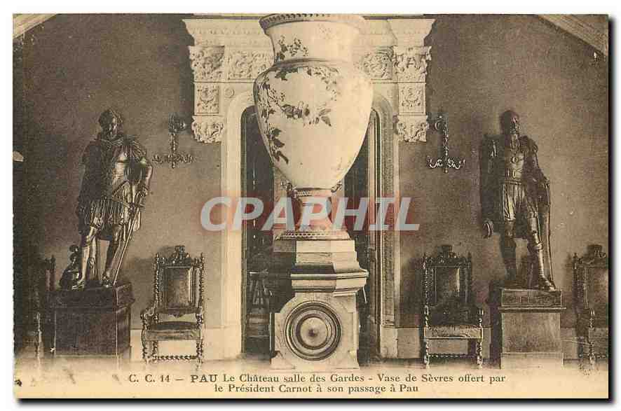 CPA Pau Le Chateau salle des Gardes Vase de Sevres offert par le President Carnot a son passage a Pa