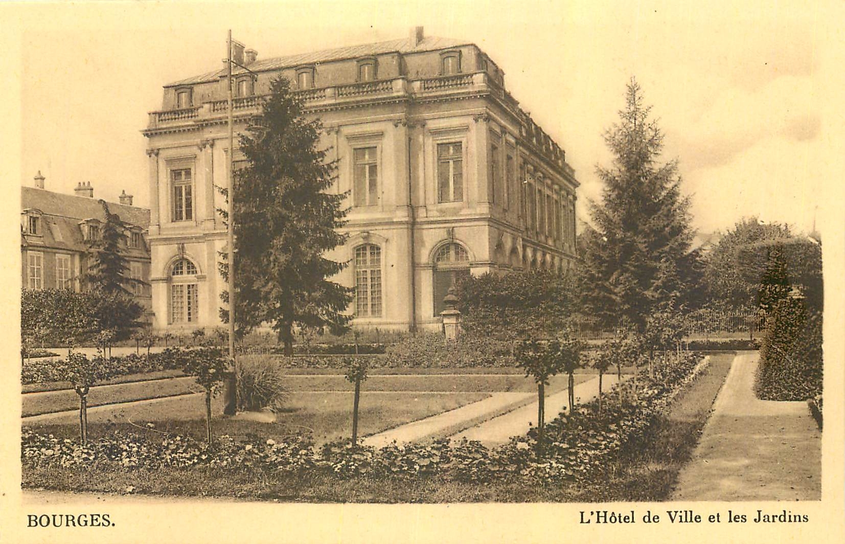 CPA Bourges l'Hotel de Ville et les Jardins 
