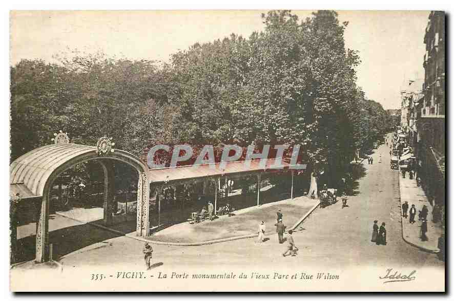 CPA Vichy La Porte Monumentale du Vieux Oarc et Rue Wilson 