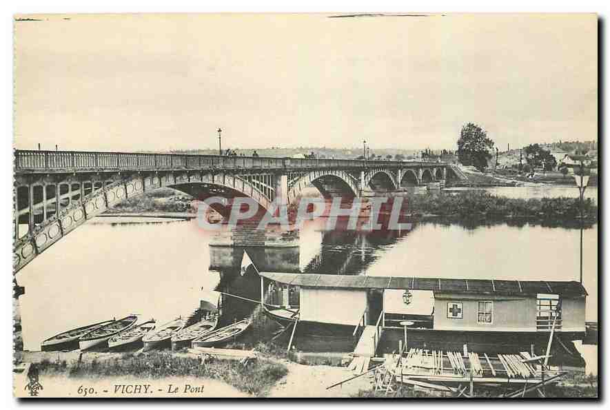 CPA Vichy Le Pont Bateau Croix Rouge