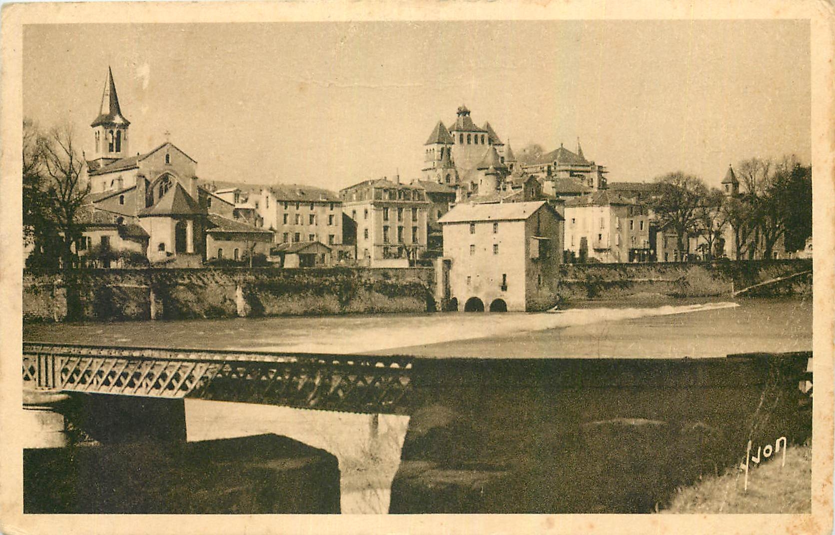 CPA Cahors Lot L'Eglise St Ureisse et la Cathedrale vues de la rive gauche du Lot 