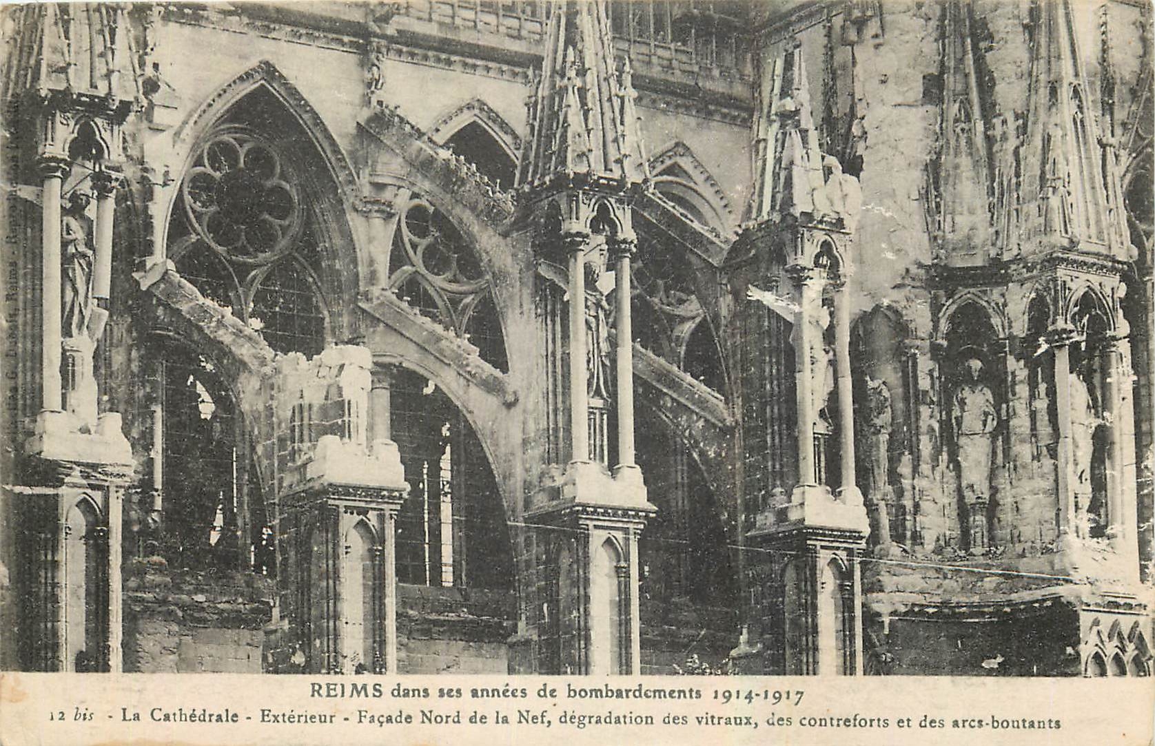 CPA Reims dans ses annees de bombardements La Cathedrale Exterieur 
