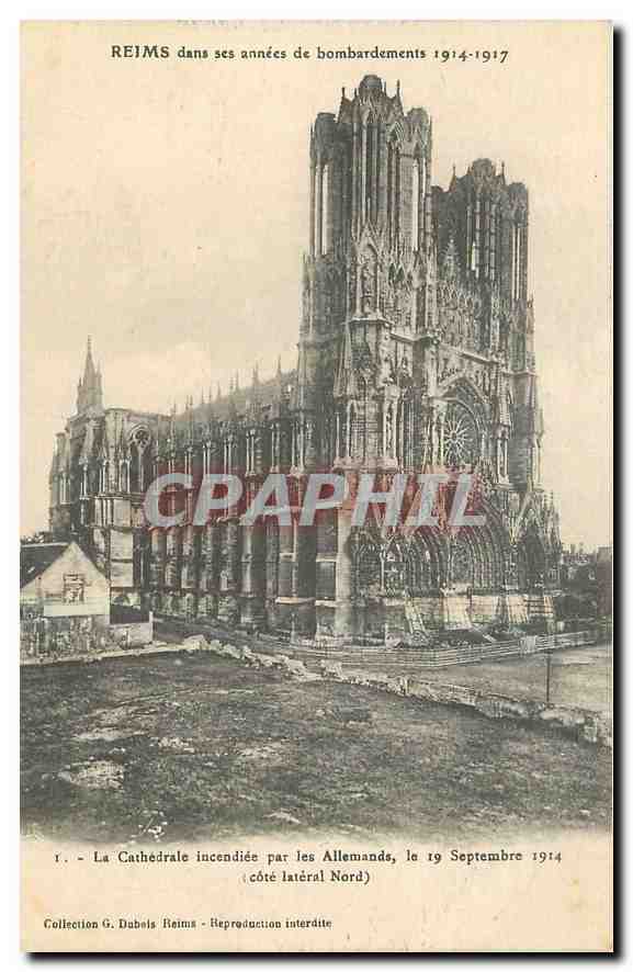 CPA Reims dans ses annees de bombardements La Cathedrale incendiee par les Allemands 