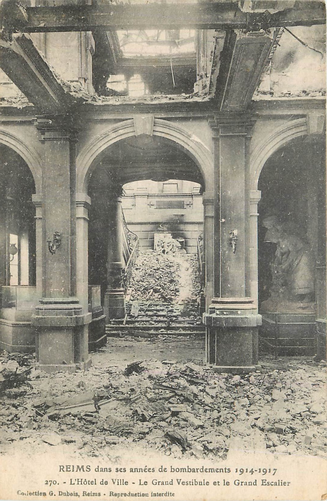 CPA Reims dans ses annees de bombardements 1914 1917 l'Hotel de Ville Le Grand Vestibule et le Grand