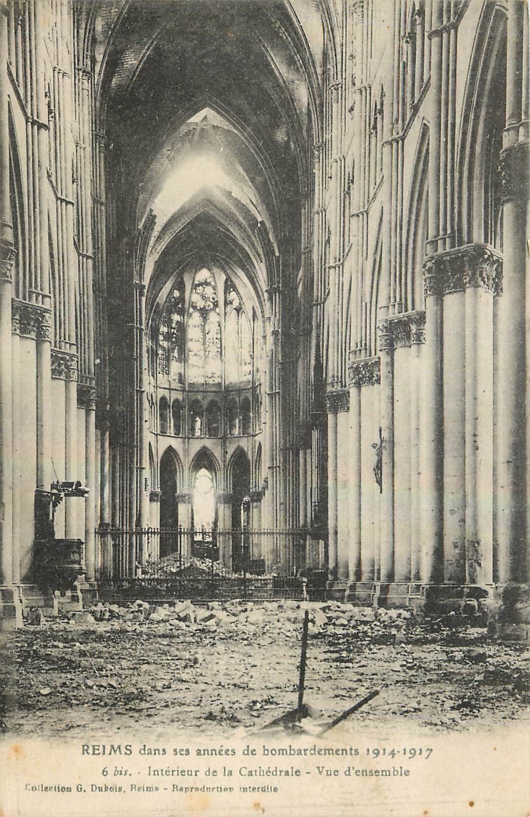 CPA Reims dans ses annees de bombardements 1914 1917 Interieur de la Cathedrale Vue d'ensemble 