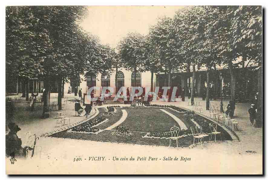 CPA Vichy Un coin du Petit Parc Salle de Repos 