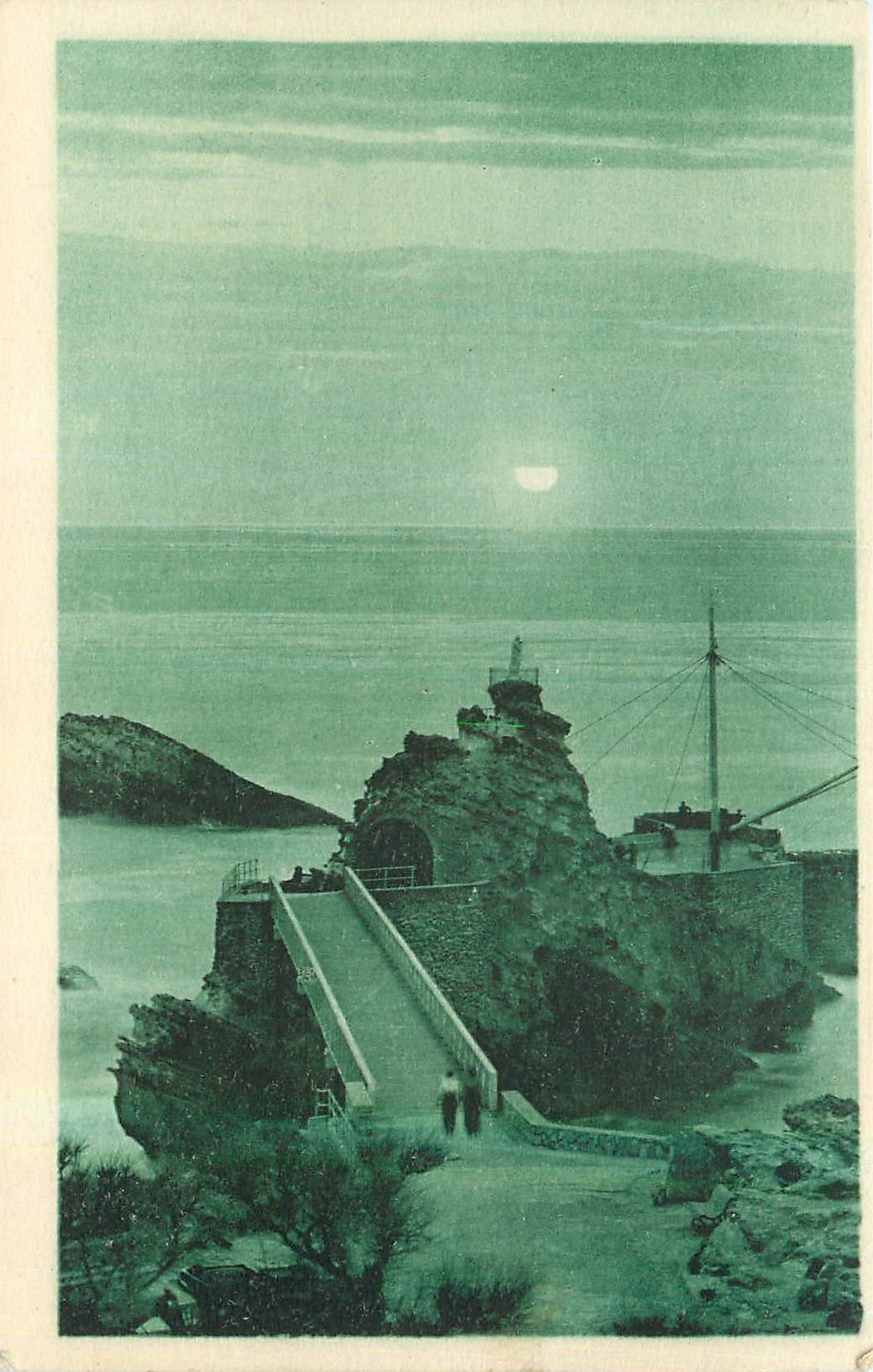 CPA Biarritz Coucher de Soleil au Rocher de la Vierge 