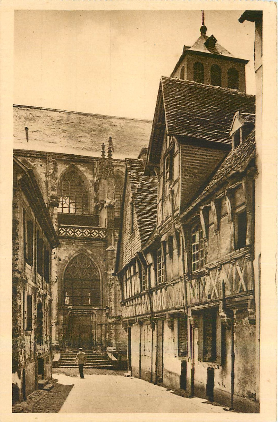 Lisieux (Calvados) — Rue Aristide-Briand et entrée de l'Église Saint-Jacques — Éditions de l'Office du Conseil de Lisieux, n° 133