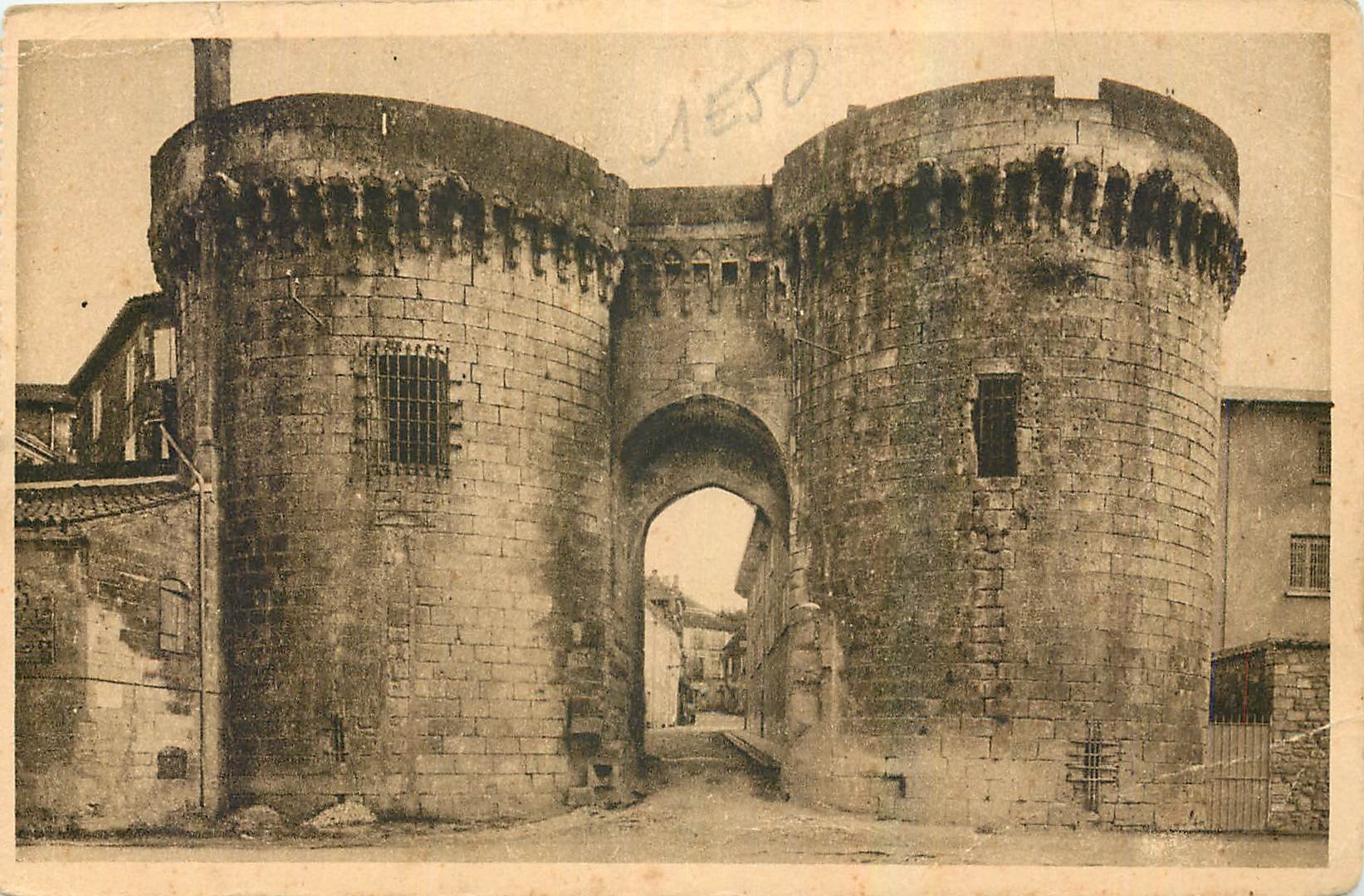 CPA Cognac Vieilles Tours dites Tours de l'Ecurie et Porte Ouest de la Ville dite Porte Saint Jacque