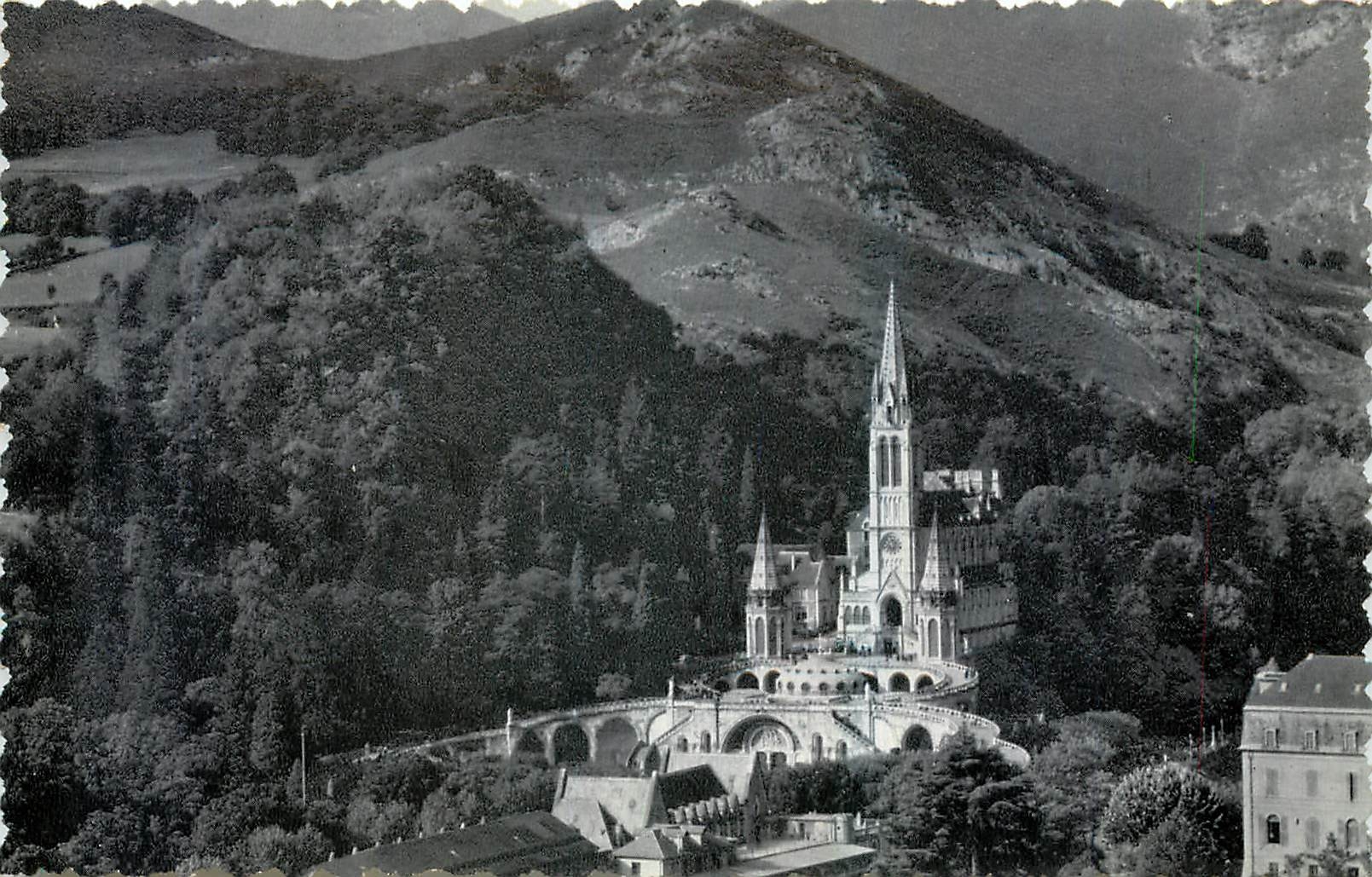 CPA Lourdes La Basilique vue plongeante 