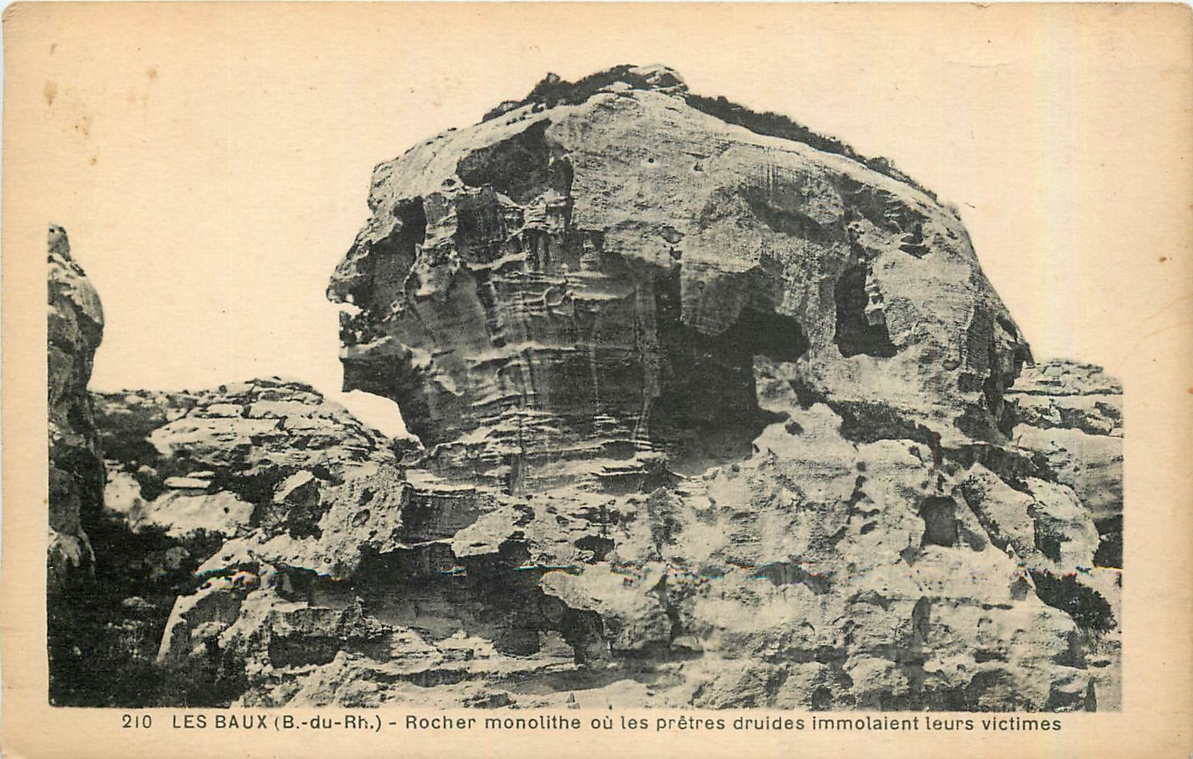 Les Baux (B.-du-Rh.) — Rocher monolithe où les prêtres druides immolaient leurs victimes — n° 210