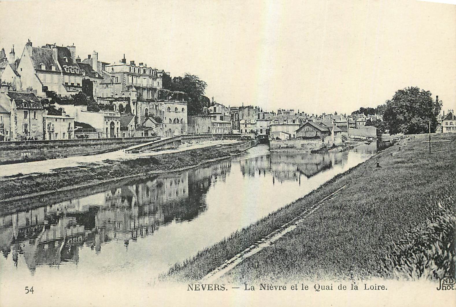 CPA Nevers La Nievre et le Quai de la Loire 