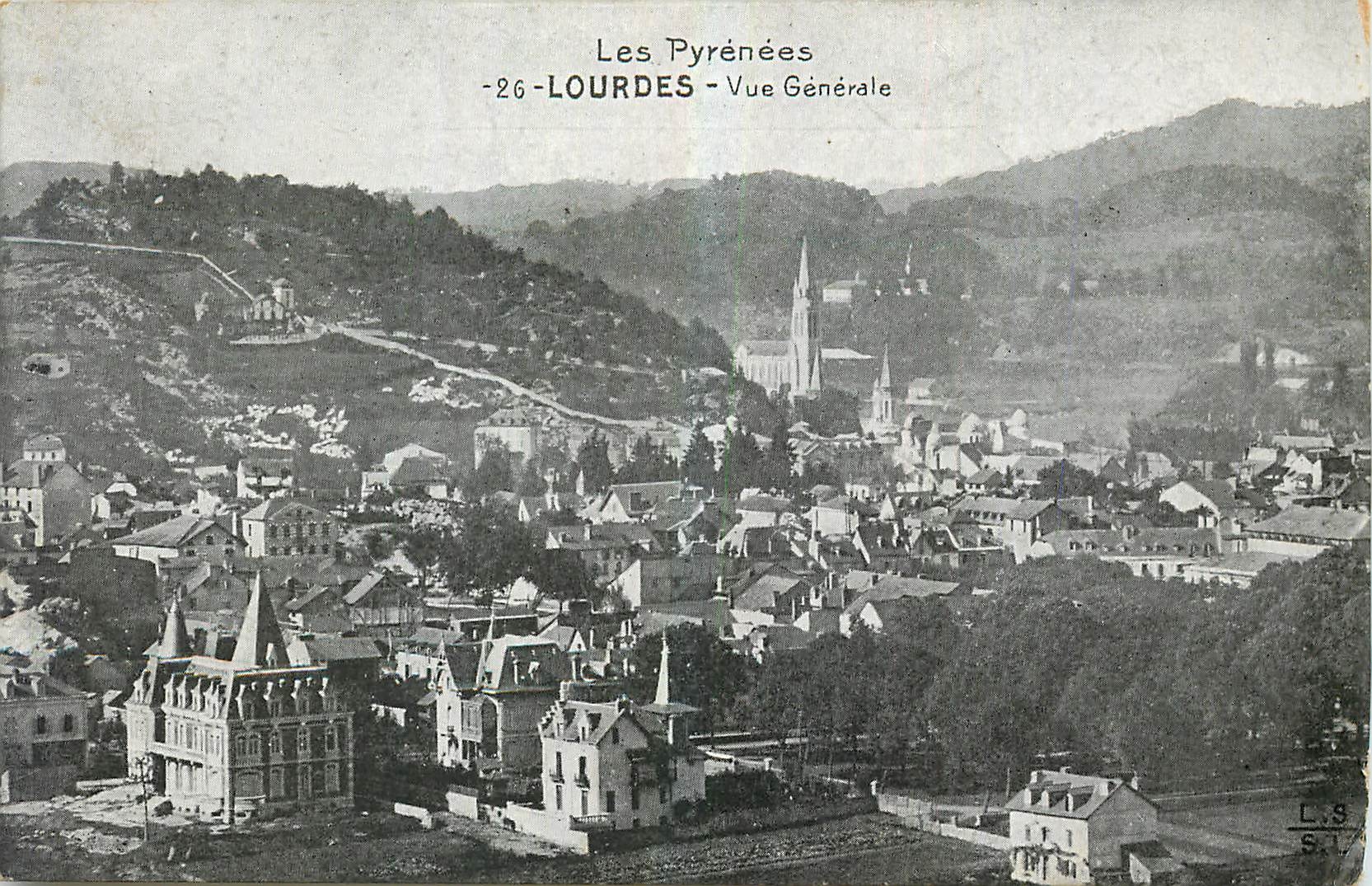 CPA Les Pyrenees Lourdes Vue generale 