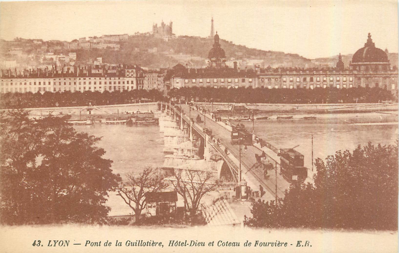 CPA Lyon Pont de la Guillotiere Hotel Dieu et Coteau de Fourviere Tramway