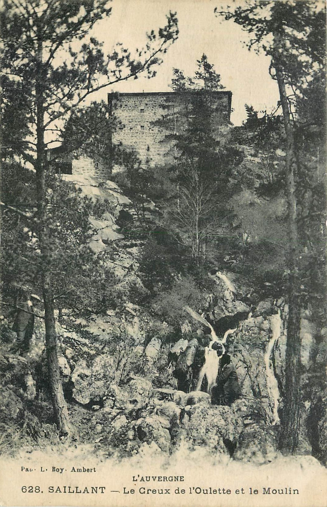 CPA L'Auvergne Saillant Le Creux de l'Oulette et le Moulin 