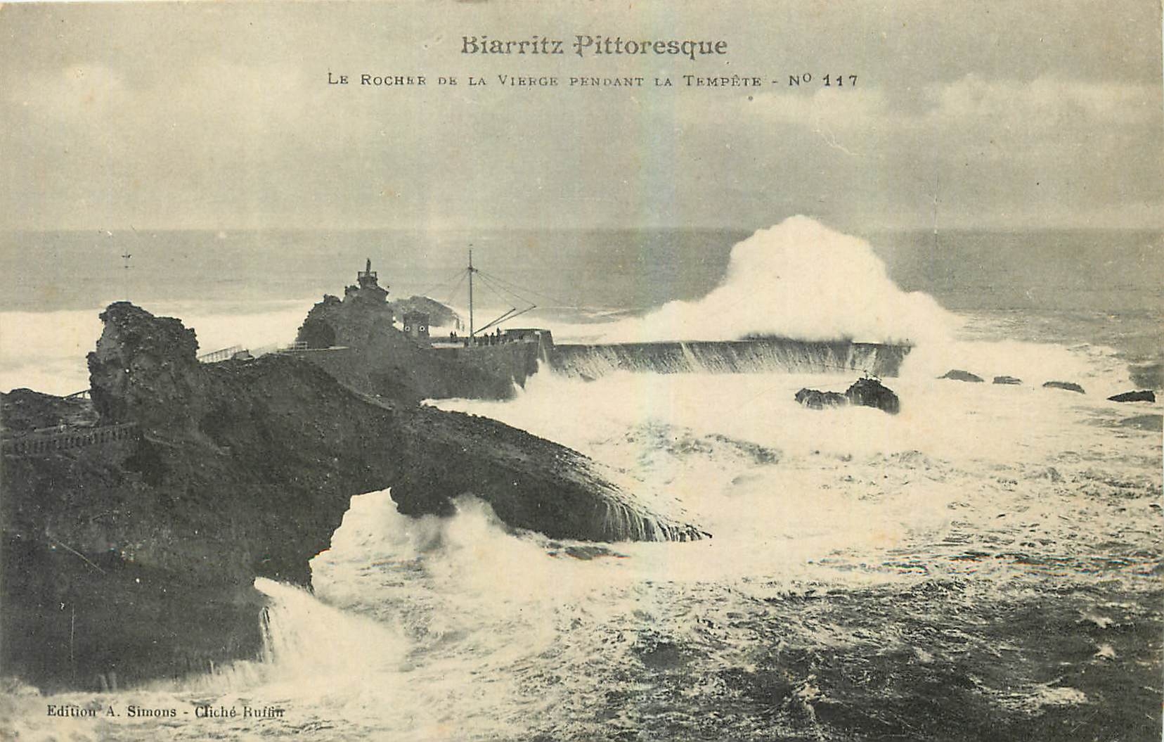 CPA Biarritz Pittoresque Le Rocher de la Vierge pendant la Tempete 