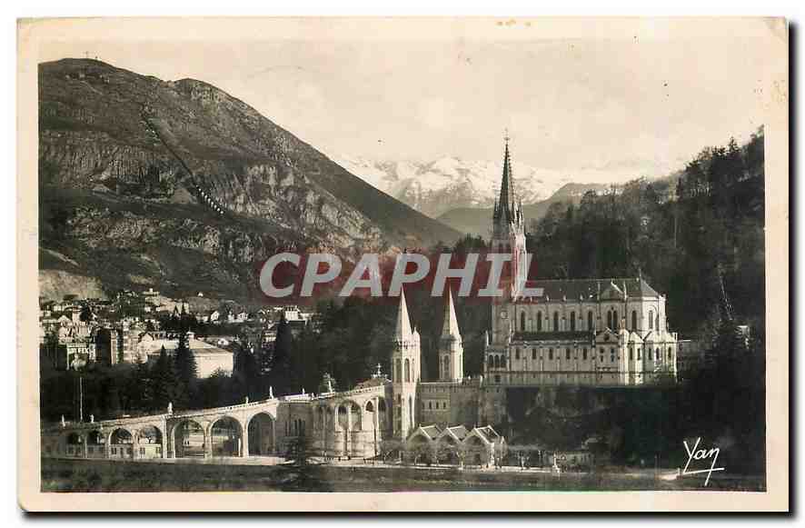 CPA Lourdes La Basilique et les Montagnes 
