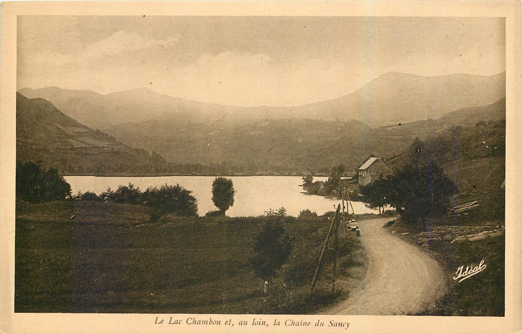CPA Le Lac Chambon et au loin la Chaine du Sancy 