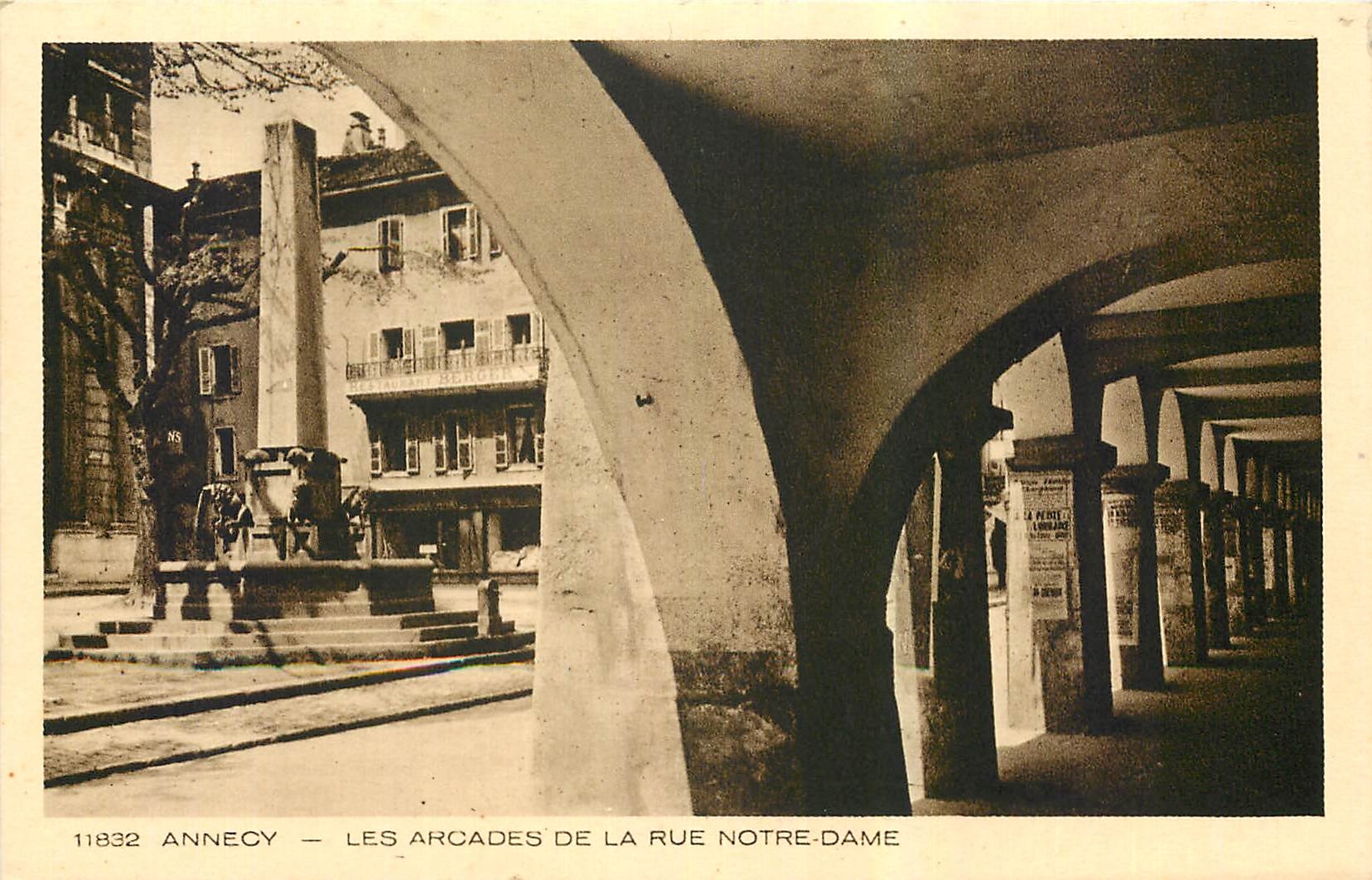 CPA Annecy Les Arcades de la Rue Notre Dame 