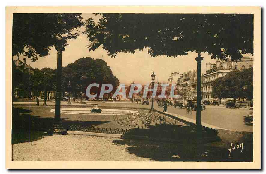 CPA Paris en flanant Le Rond Point des Champs Elysees 