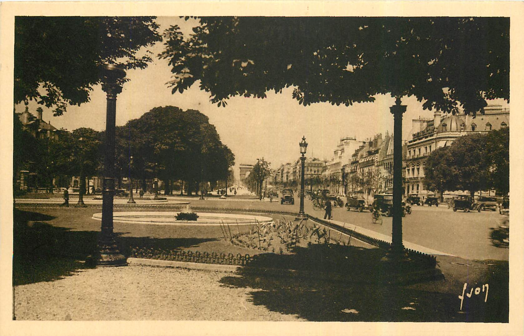 CPA Paris en flanant Le Rond Point des Champs Elysees 