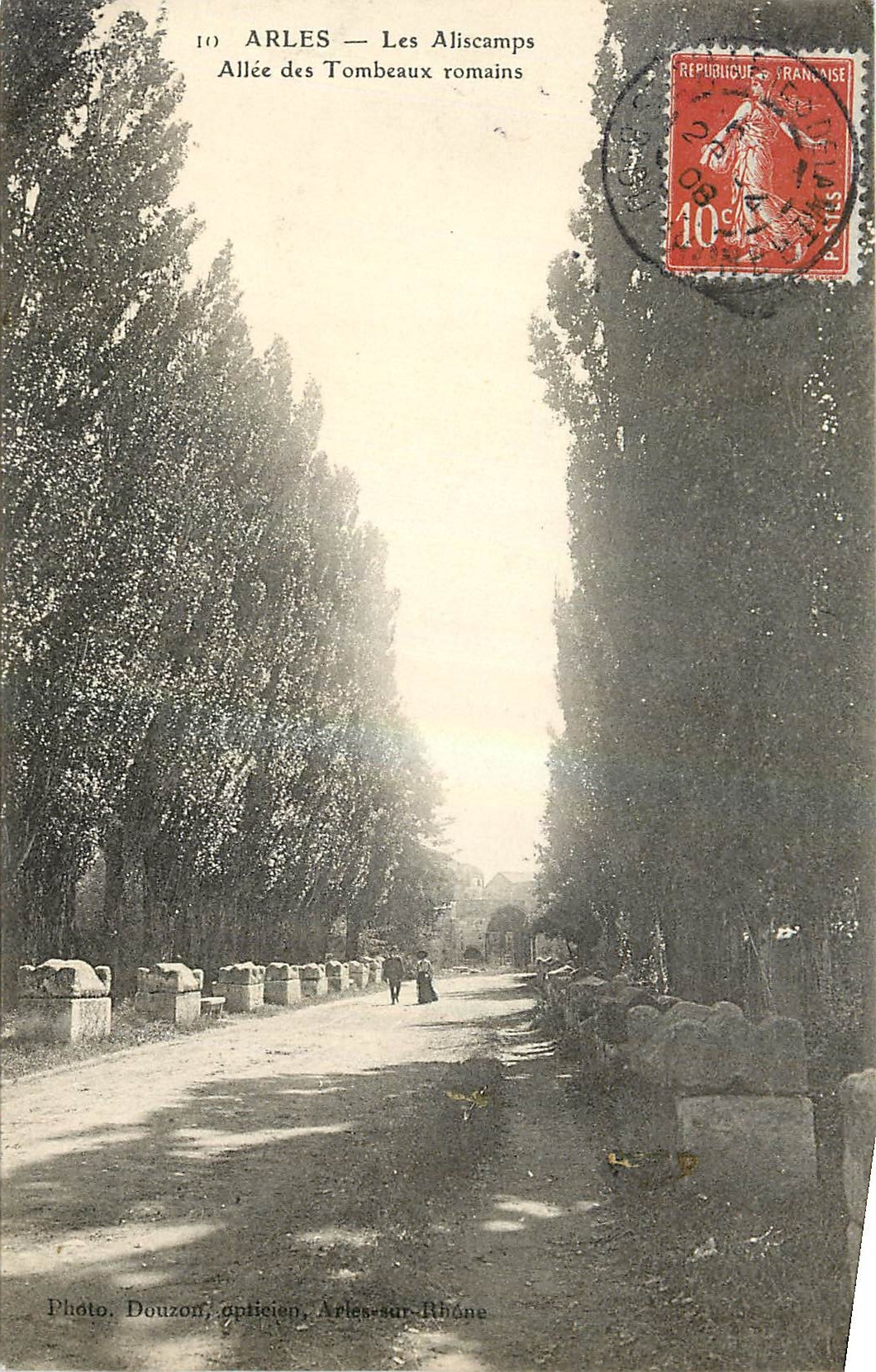 CPA Arles Les Aliscamps Allee des Tombeaux romains 