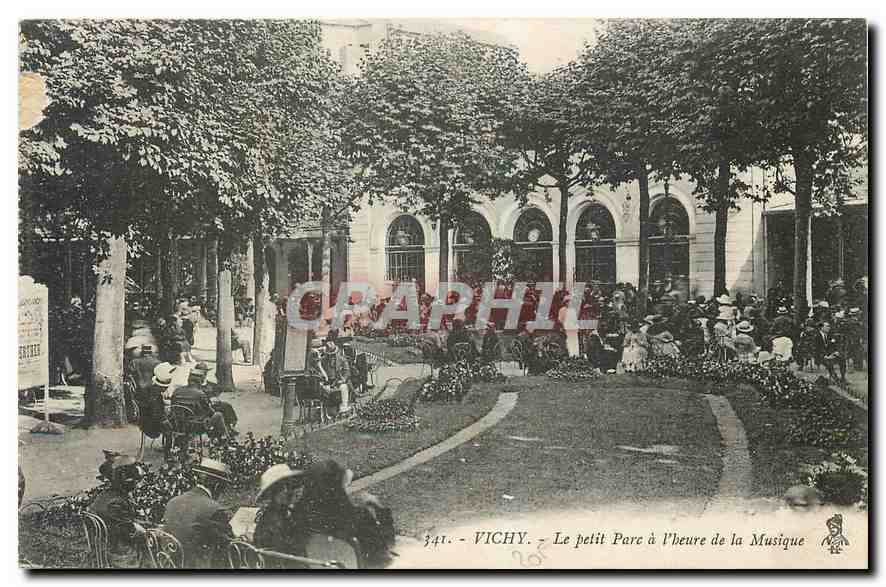 CPA Vichy Le petit Parc a l'heure de la Musique 