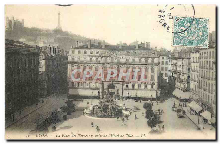 CPA Lyon La Place des Terreaux pres de l'Hotel de Ville 