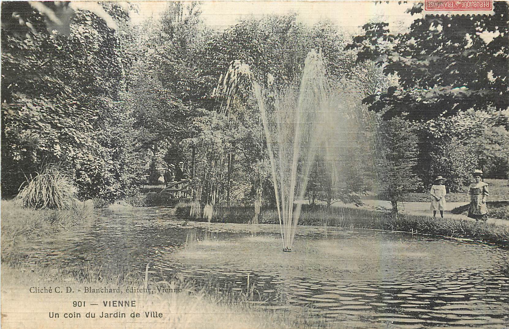 CPA Vienne Un coin du Jardin de Ville 