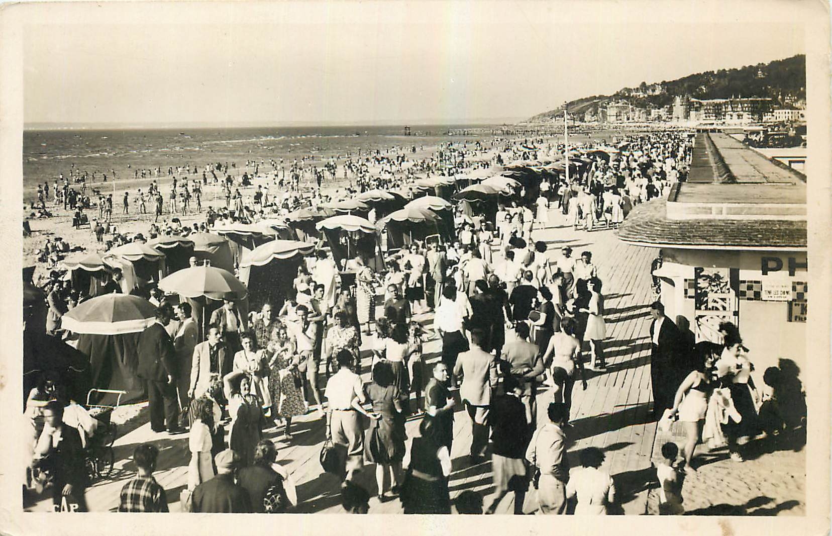 Deauville — Plage fleurie — C.A.P. Paris