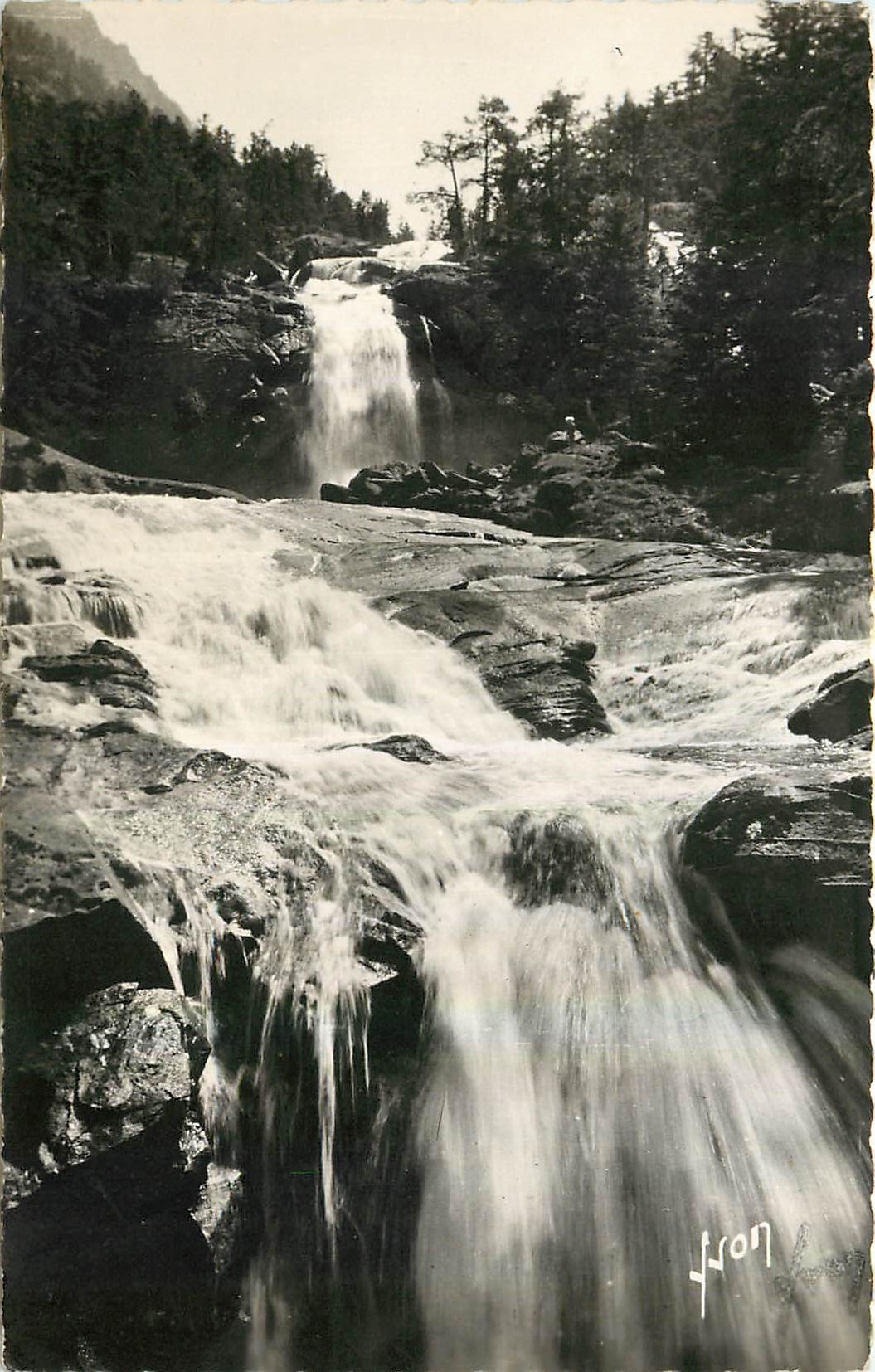 Environ de CAUTERETS (Htes-Pyr.) — Le Pont d’Espagne (alt. 1.500 m.) — La Cascade — Éditions d’Art Martel, Paris