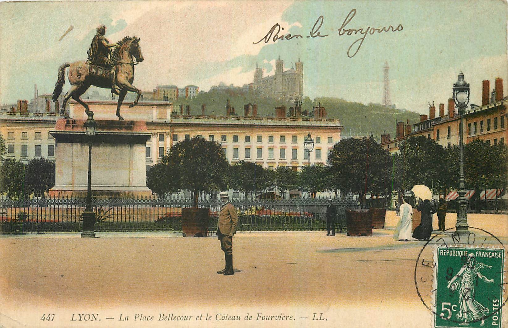 CPA Lyon La Place Bellecour et le Coteau de Fourviere 