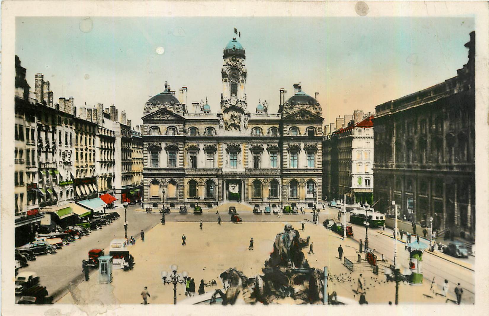 CPA Lyon Place des Terreaux L'Hotel de Ville et Fontaine Bartholdi 