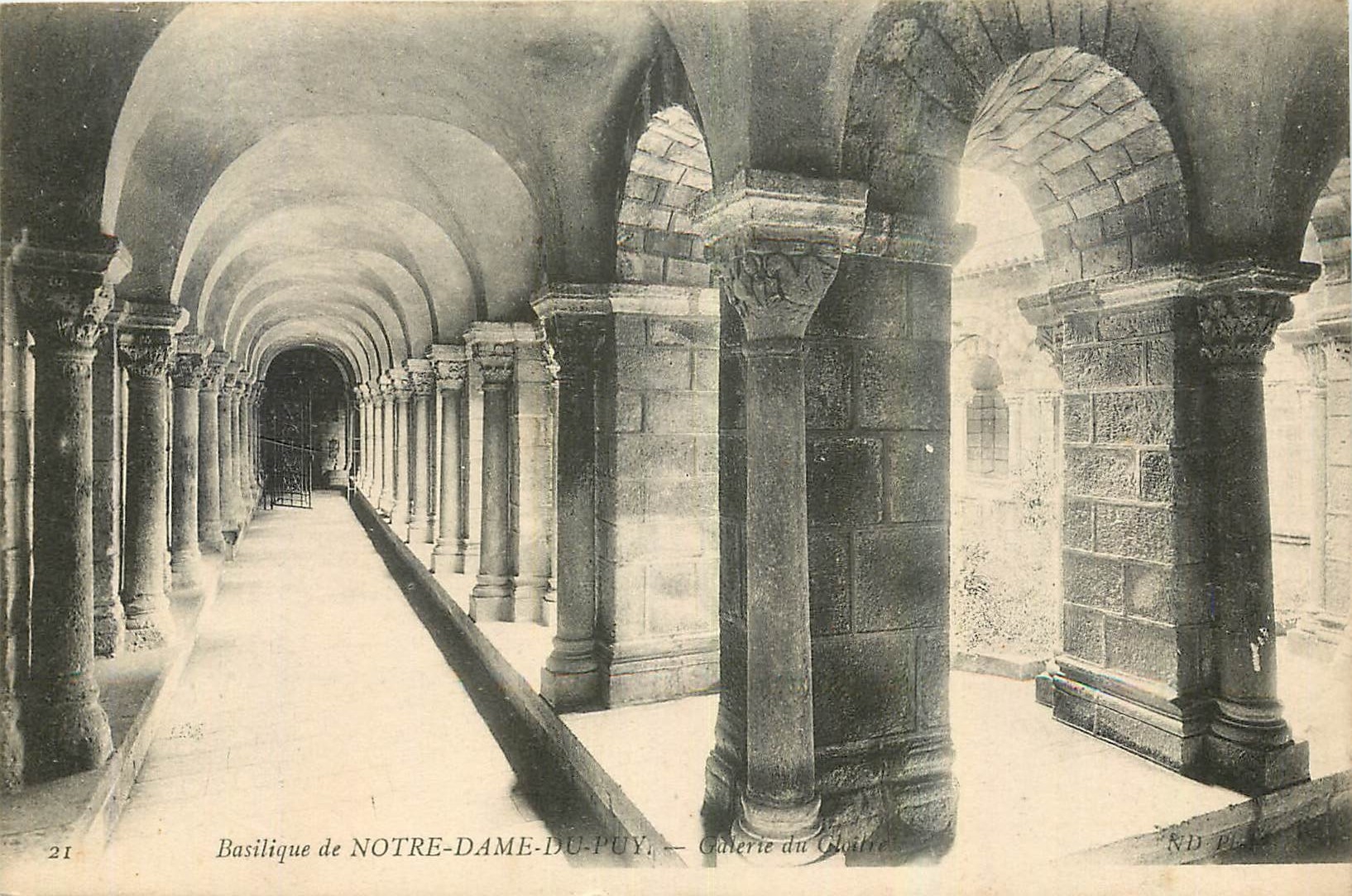 CPA Basilique de Notre Dame du Puy Galerie du Cloitre 
