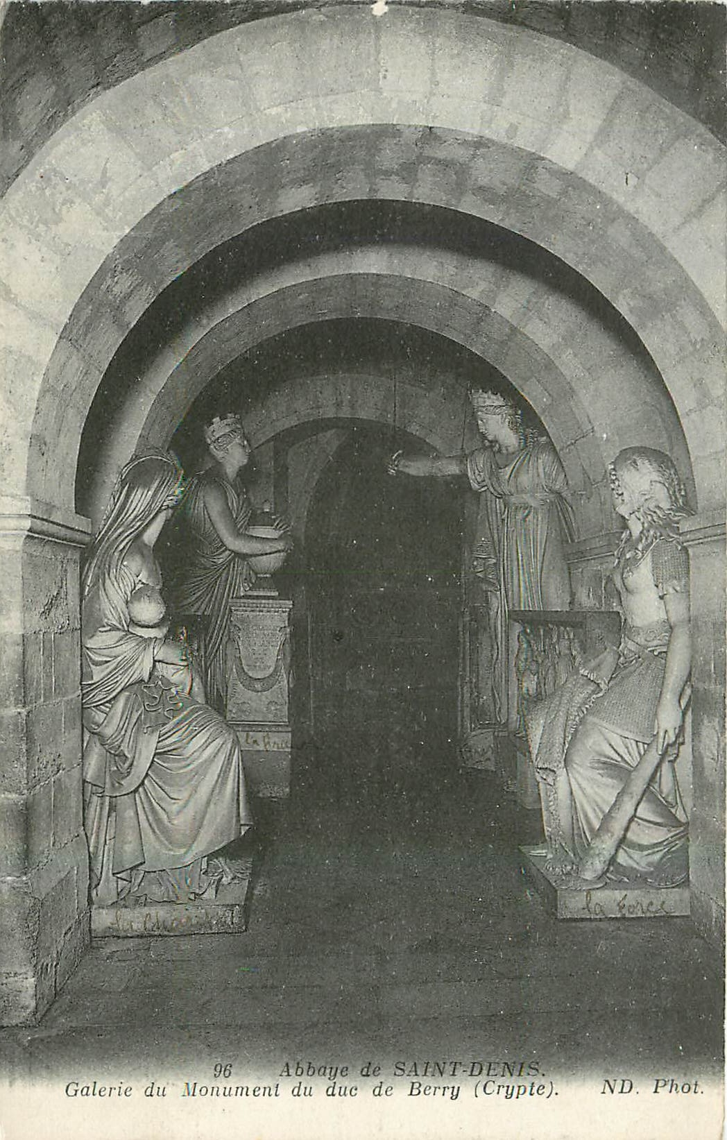 CPA Abbaye de Saint denis Galerie du Monument du Duc de Berry Crypte 