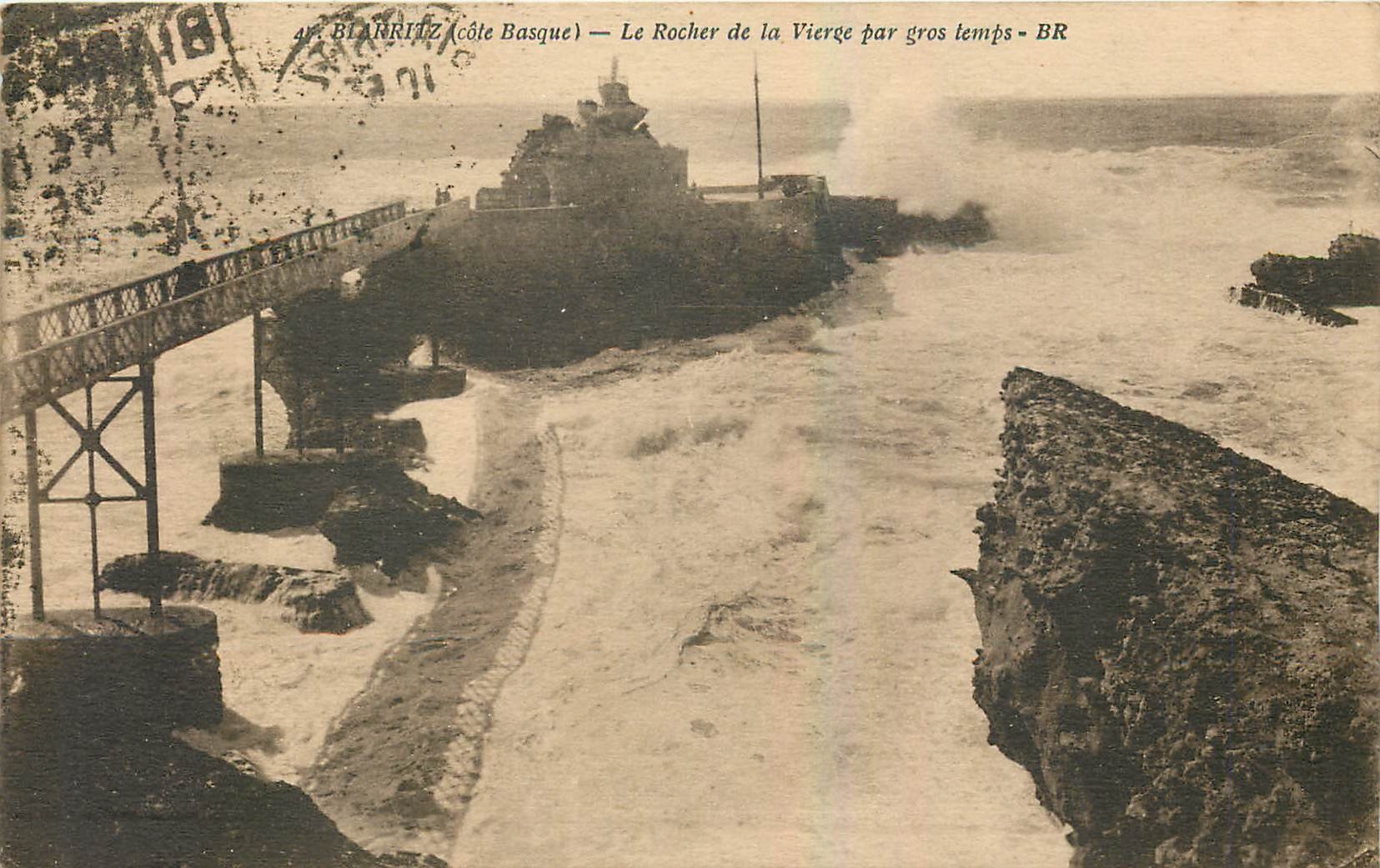 CPA Biarritz Cote Basque Le Rocher de la Vierge par gros temps 