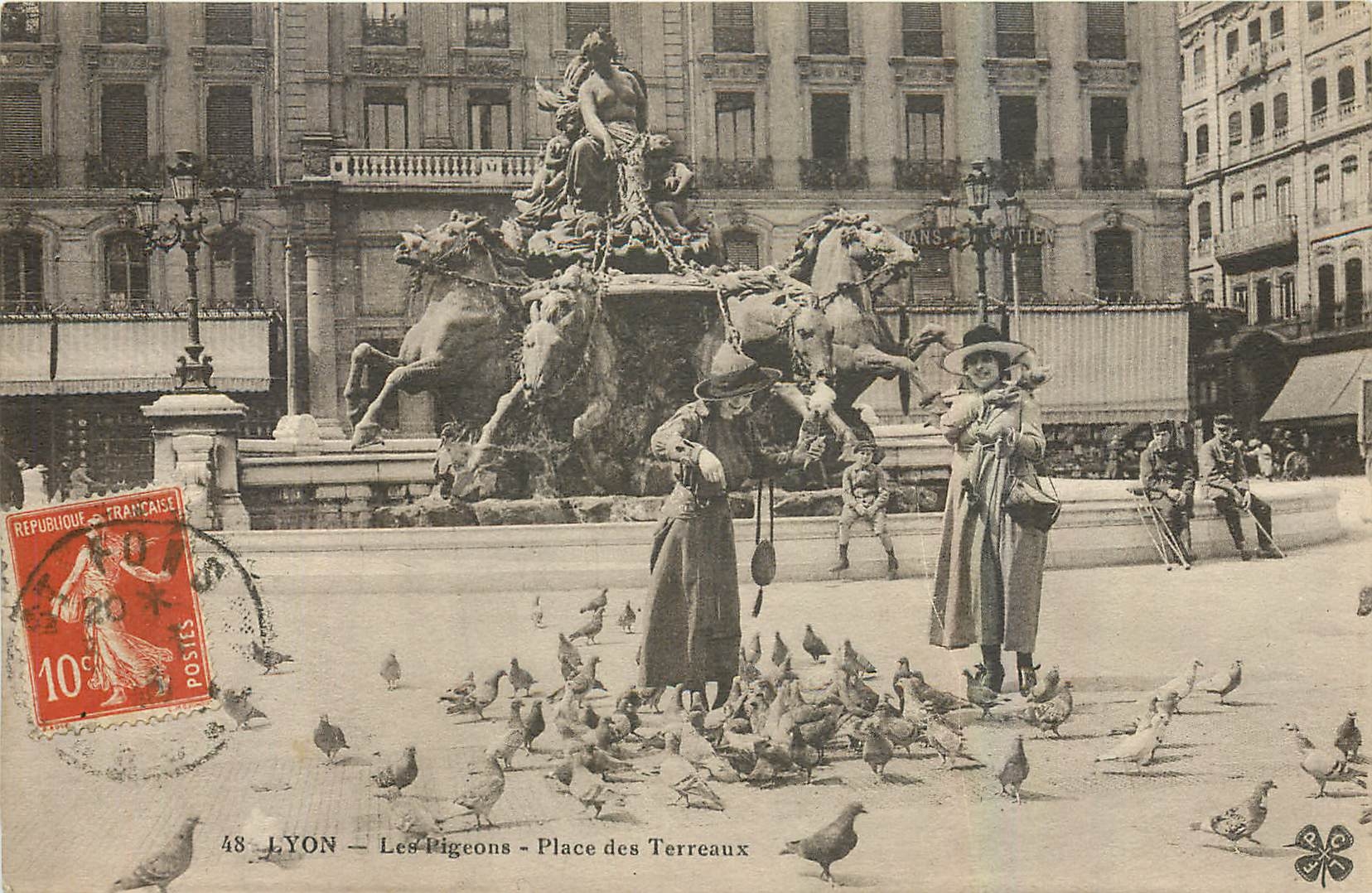 CPA Lyon Les Pigeons Place des Terreaux 