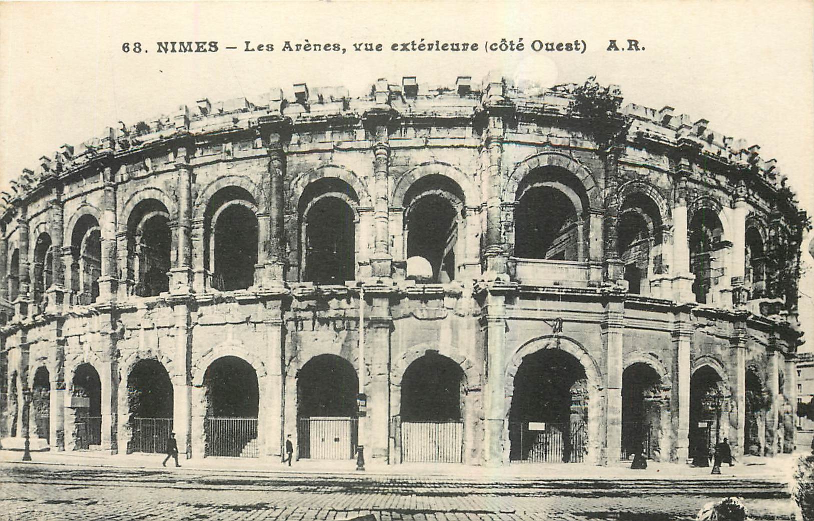 Nîmes — Les Arènes, vue extérieure (côté Ouest) — A.R. n°68