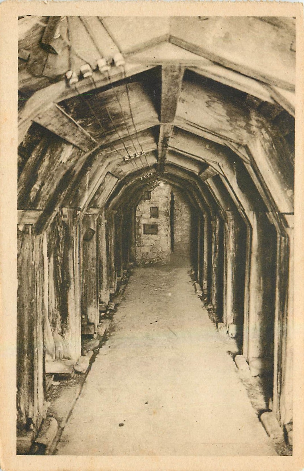 CPA Le Fort de Vaux Partie de la galerie centrale consolidee par les Allemands pendant leur cinq moi