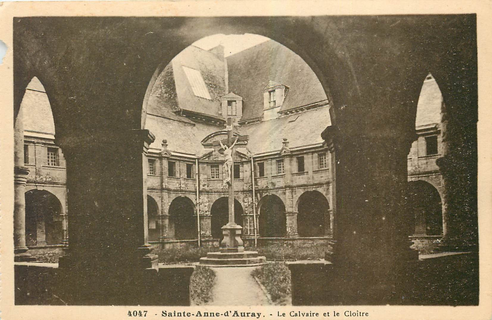 CPA Sainte Anne d'Auray Le Calvaire et le Cloitre 